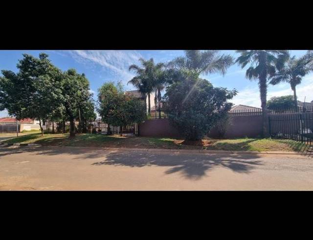 6 BEDROOM HOUSE FOR SALE IN LENASIA EXT 9